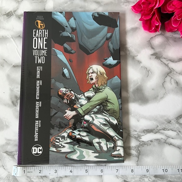 DC - Teen Titans - Earth One: Volume 2 - ISBN 978-1-4012-5906-8 - Picture 1 of 4